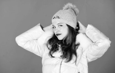 Kış giysileri Sıcak ve samimi. Kışlık ceket giyen bir kız. Kontrastların kış mevsimi. Kadın ceketini giyer. Zarif bir tarz kodu. Modern kalmak isteyenler için. Moda eğilimi