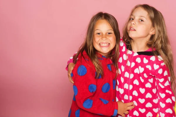 Barnen stå på rosa bakgrund, kopia utrymme — Stockfoto