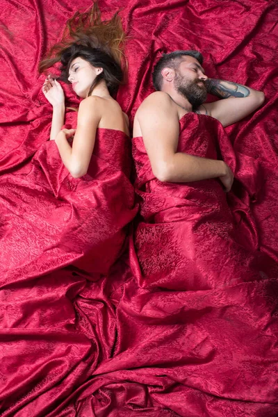 Man en vrouw liggen rug aan rug in slaapkamer — Stockfoto