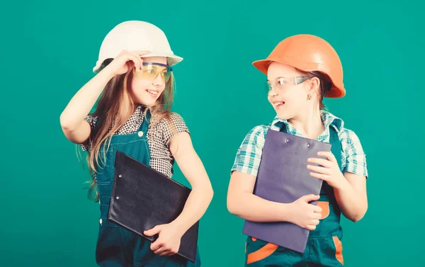 Építész mérnök építész. Jövőbeli szakma. A gyereklányok felújítást terveznek. Kezdeményező gyerekek lányok biztosítják felújítás a szoba zöld háttér. Felújítási terv. Lakásfelújítási tevékenységek — Stock Fotó