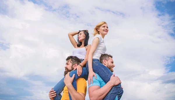 Casais em duplo encontro. Convidando outro casal para se juntar. Duas vezes divertido no encontro duplo. Amizade das famílias. Casais apaixonados a divertir-se. Os homens carregam amigas nos ombros. Férias de verão e diversão — Fotografia de Stock