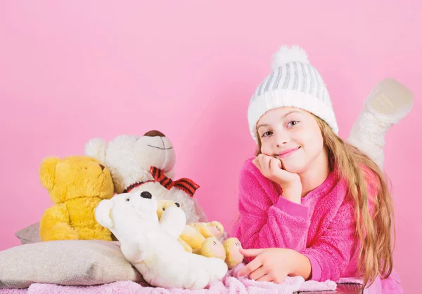 La suavidad es la clave. Niño niña pequeña juguetona celebrar peluche oso de peluche juguete. Niño niña jugar con juguete suave osito de peluche de fondo rosa. Colección de juguetes de osos. Los osos de peluche mejoran el bienestar psicológico — Foto de Stock