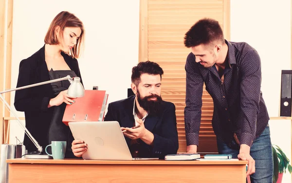 Trabajando juntos. Proceso de trabajo. Reunión de negocios. Pequeña minoría femenina. Mujer atractiva dama que trabaja con colegas hombres. Concepto colectivo de oficina. Los compañeros de trabajo comunican resolver tareas comerciales — Foto de Stock