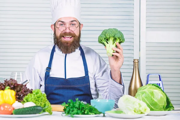 Ich wähle nur gesunde Zutaten. Mann Kochmütze und Schürze halten Brokkoli. Konzept für gesunde Ernährung. bärtiger Profikoch, der gesunde Lebensmittel zubereitet. gesunde vegetarische Rezepte. Bio-Gemüse — Stockfoto