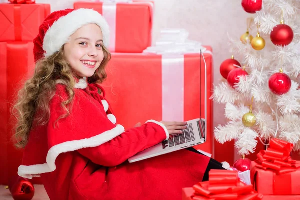 Petite fille tapant une lettre au père Noël sur un ordinateur portable. Un enfant écrit une lettre au Père Noël. Email et courrier. Technologie moderne. Achats en ligne. Lettre pour Père Noël. Liste de souhaits. Enfant Père Noël profiter de la veille de Noël — Photo