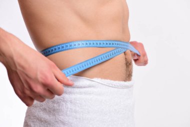 Adam beyaz havlu ve beyaz arka plan üzerinde izole bant ile