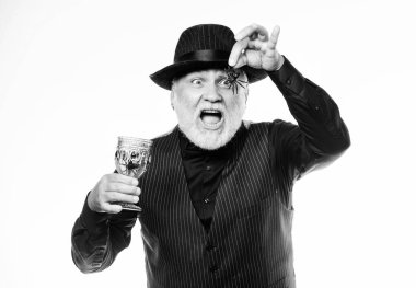 İğrenç Cadılar Bayramı içkisi. Zarif barmen şapka ve yelek içki hazırlamak giymek. Korku temalı Cadılar Bayramı partisi. Gri sakallı garip yaşlı büyükbaba. Cadılar Bayramı konsepti. Örümcek kokteyli tarifi ekle