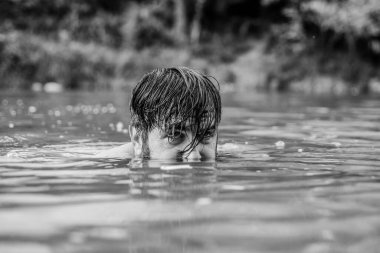 İlgi yok, acele yok. nehir suyunda ferahlatıcı. su canavarı. tüylü canavar. vahşi adam. rahatlama zamanı. sakallı adam gölde yüzüyor. yaz tatili. olgun yüzücü. ıslak sakallı acımasız hipster