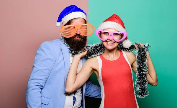 Εταιρικές ιδέες για πάρτι διακοπών. Χριστουγεννιάτικο πάρτι. Χειμερινό εταιρικό πάρτι. Χριστουγεννιάτικο πάρτι γραφείου. Ευτυχισμένος άντρας και γυναίκα φορούν καπέλα Σάντα και αστεία γυαλιά ηλίου. Χαρούμενο ζευγάρι γιορτάζει το νέο έτος — Φωτογραφία Αρχείου