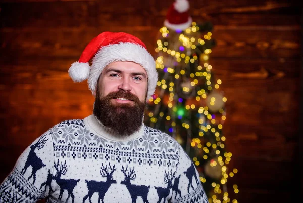 Participe da festa. O Pai Natal fixe. Maroto é novo agradável. Homem com barba natal decorações fundo. Férias de inverno. Partilha o clima de Natal. Espalhe a atmosfera mágica do Natal. Espírito de Natal — Fotografia de Stock