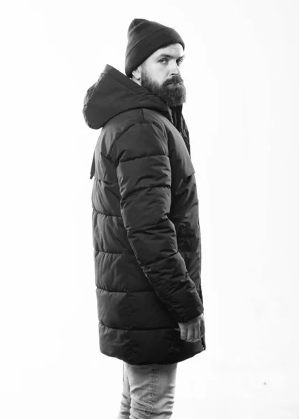 Elegante y cómodo. Moda moderna Hipster. El tipo usa sombrero y chaqueta negra de invierno. Ropa de hombre estilo Hipster. Traje Hipster. Hombre barbudo hipster posando con confianza en chaqueta o parka negro cálido — Foto de Stock