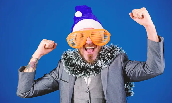Kurumsal Noel partisi. Sakallı adam hipster giymek santa şapka ve komik güneş gözlüğü. Yöneticisi tinsel hazır yeni yıl kutlama. Şirket tatili parti fikirleri çalışanlar seveceksiniz. Noel partisi office — Stok fotoğraf