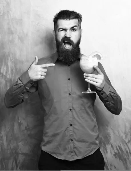 Brutaler kaukasischer Hipster mit tropischem Alkoholcocktail — Stockfoto
