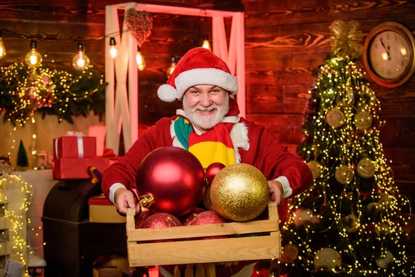 Ons huis. Gelukkige kerstman met baard. Volwassen baardelf. versier je kerst. Tijd voor cadeautjes. Nieuw jaar thuis. wintervakantie weekend. Man decoratieve bal. Cadeautjes kopen. kerstboom decoratie — Stockfoto