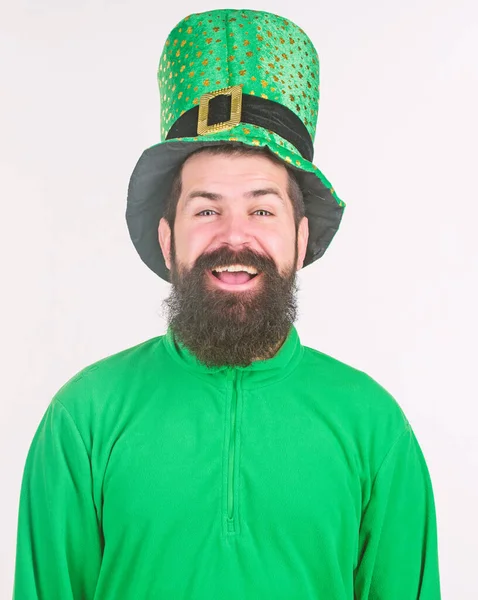 Ирландские глаза улыбаются. Ирландец с бородой, зеленый. Бородатый человек празднует День святого патрика. Хипстер в лепреконовой шляпе и костюме. С Днем святого Патрика! — стоковое фото