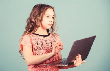 Dizüstü bilgisayarla çocuk eğitimi. İnternette sörf yapıyorum. Kendi blogunu geliştirin. Kişisel blog. Sosyal ağlar ve blog. Bloglama kavramı. Dizüstü bilgisayarı olan küçük çocuk kız. Pc kullanarak küçük çocuk. Dijital teknoloji
