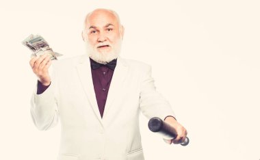 zengin olgun adam çok para var. dolar banknotlar ve beyzbol sopası ile olgun sakallı adam. kirli iş. başarılı bir işadamı. Zenginlik. suç ve soygun. borç çukuru. kopyalama alanı