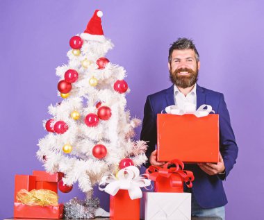 Nasıl korku veren ofis Noel partisi düzenlemek için. Kutlamak hazır. Noel hazırlık ve kutlama. Sakallı hippi giyim resmi takım elbise Noel ağacı yakınındaki. Noel hediyeleri ve dekorasyon