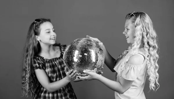 Fiesta divertida. niñas pequeñas con bola disco. asistentes a la fiesta. Feliz cumpleaños. celebración de vacaciones. bailando y divirtiéndose. Pequeña chica pasar tiempo juntos. concepto de amistad y hermandad —  Fotos de Stock