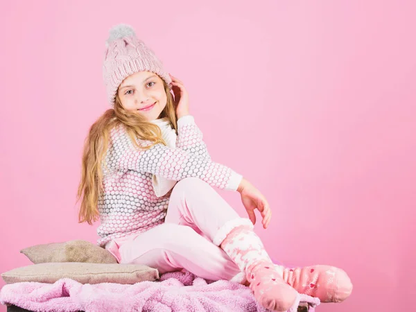 꼬마 애들은 핑크 색 배경으로 뜨개 질 한 따뜻 한 모자를 쓰고 있어. 겨울 패션 따뜻 한 옷 컨셉. 어린이의 긴 머리를 가진 따뜻 한 모직 모자는 따뜻 함을 즐긴다. 이번 겨울을 아늑하게 해 주는 따뜻 한 액세서리 — 스톡 사진