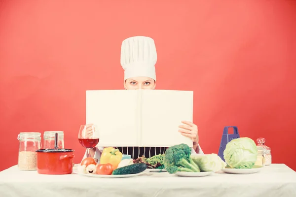 유명한 요리사 복사 공간으로 예약하십시오. 전문가 수준. 여자는 요리를 공부합니다. 요리 전문가. 요리사 요리 건강 한 음식. 요리 기술. 요리 책 최고의 요리 조리법을 읽습니다. 요리 학교 개념 — 스톡 사진