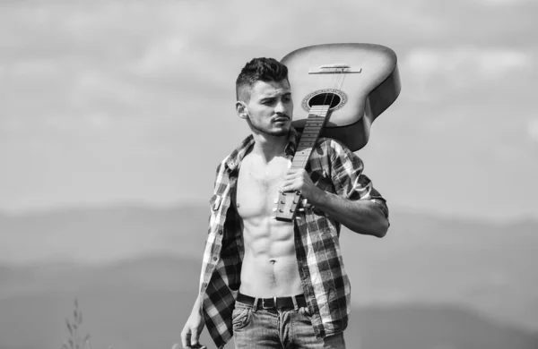 Utforska naturen. Naturens skönhet. Bästa sättet att fly från staden. Frisk bergsluft. Gå ensam. Man med gitarr går på toppen av berget. Semester destinationer. Guy vandrare njuta av ren natur — Stockfoto