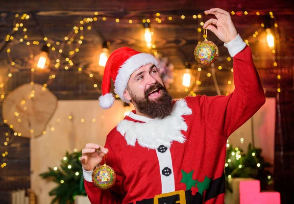 수염을 기른 산타클로스 가 크리스마스 트리를 황금 장식으로 장식했습니다. 겨울 장식. 성탄절 장식을 하는 반짝이는 공들. 할인 및 판매. 일 년중 가장 좋은 시기입니다. 장식물가게 — 스톡 사진