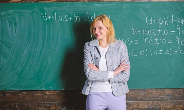 Kondisi kerja yang harus dipertimbangkan calon guru. Dia menyukai pekerjaannya. Kembali ke konsep sekolah. Wanita tersenyum latar belakang papan tulis kelas pendidik. Spesialis pendidik siap mengajarimu. — Stok Foto