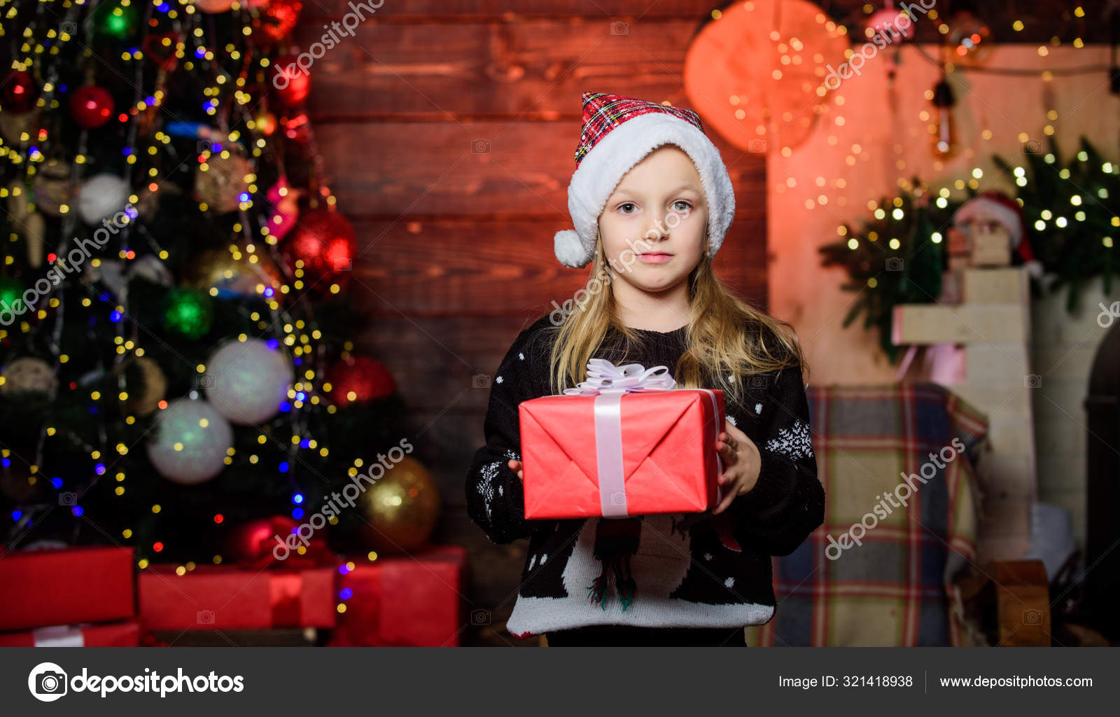 Feliz Natal e feliz ano novo. Criança pequena recebendo presente no dia de Natal. Criança adorável com belamente embrulhado presente de Natal. Menina feliz segurando presente de Natal de Santa fotos, imagens Feliz Natal e feliz ano novo. Criança pequena recebendo presente no dia de Natal. Criança adorável com belamente embrulhado presente de Natal. Menina feliz segurando presente de Natal de Santa fotos, imagens
