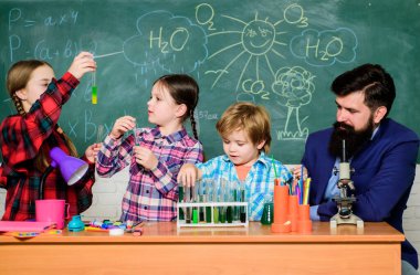 Kimya temalı kulüp. İlgi alanları ve konu kulübü. Grup etkileşimi ve iletişim. Hobilerinizi, yeteneklerinizi ve becerilerinizi paylaşın. Okul kulübü eğitimi. Öğretmen ve öğrencilerin test tüpleri sınıfta.