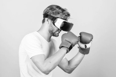 Güçlü ol. Vr gözlüklü adam. Fütüristik oyun. vr boks. gelecekteki yenilik. modern gadget. Eğitim boks oyunu. sanal gerçeklikte boks. Dijital spor başarısı. adam yeni teknoloji kullanımı