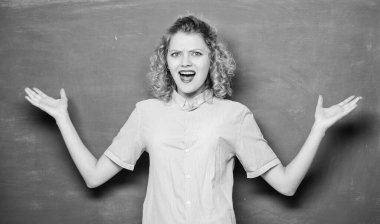 Okul işi. bilgi günü. boş tahta bilgileri. geri okula. kadın eğitim seviyor. tahtada karıştı öğrenci. üniversite veya kolej yaşamı. okul dersi kadın öğretmen