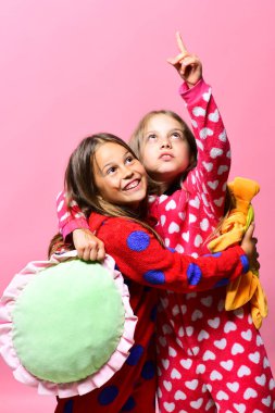 Gevşek saçlı kız sarılmak ve parmak noktası