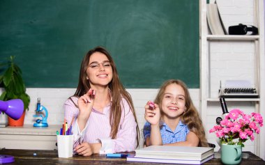 1 Eylül 'de oyna ve öğren. Mutlu küçük çocuk ve öğretmen 1 Eylül 'de işaretleri tutuyor. Küçük öğrencinin 1 Eylül 'de resim dersi var. 1 Eylül 'de okula dönüyorum.