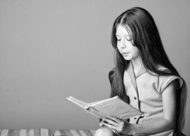 Çok güzel bir kitap kurdu. Mor arka plan sevimli küçük çocuk okuma kitabı. Küçük kız okumayı öğrenir. Evde eğitim konsepti. Bilginin susuzluğu. Edebiyatı hobi olarak okumak. Kurgu ve kurgusal olmayan