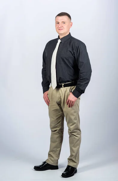 Hoofd van de afdeling. Een blanke man draagt formele kleren. Mannelijke modewinkel. Zakenman docent manager kantoormedewerker. Formele stijl kleding. Vennootschap en formeel — Stockfoto