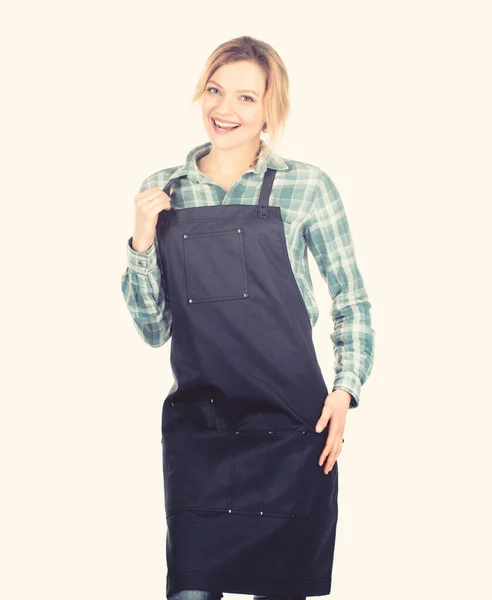 Στερεότυπο του φύλου. Μαγειρεύουμε με πάθος για την οικογένεια. Γυναίκα στην ποδιά της κουζίνας. Προετοιμασία και μαγειρική. Οικογενειακό Σαββατοκύριακο. συνταγή μαγειρικής για φαγητό. Μπάρμπεκιου για πικ-νικ. Όμορφο κορίτσι στην ποδιά σεφ — Φωτογραφία Αρχείου