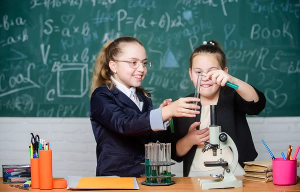 教育实验概念。显微镜和试管放在桌上.进行化学反应。化学基础知识。女同学学习化学.使化学学习有趣 — 图库照片