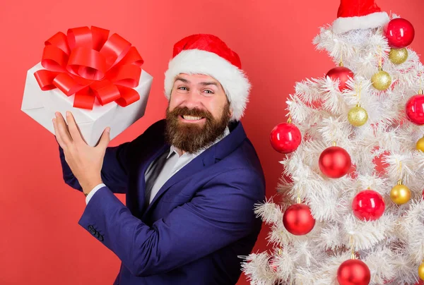 Homme costume de cérémonie hipster barbu célébrer Noël. Concept de service cadeau. Guy gai tenir boîte cadeau avec arc ruban festif. Même les adultes excités par de tels cadeaux. Répandre la joie et le bonheur par des cadeaux — Photo