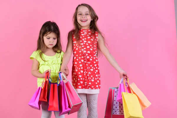 Alışverişkolikler, çocukluk ve moda konsepti. Hanımlar kıyafet alır