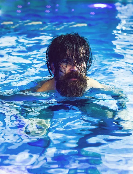 Przystojny mężczyzna pływa w basenie — Zdjęcie stockowe