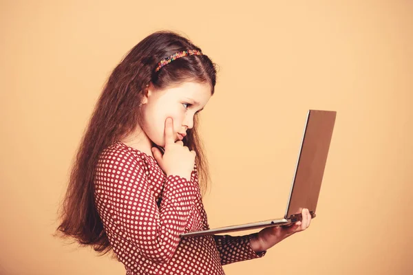 Conceito de blogar. Menina com computador portátil. Criança usando pc. Tecnologia digital. Vida online. A navegar na Internet. Desenvolva o próprio blog. Blog pessoal. Redes sociais e blog. Fonte de informação — Fotografia de Stock