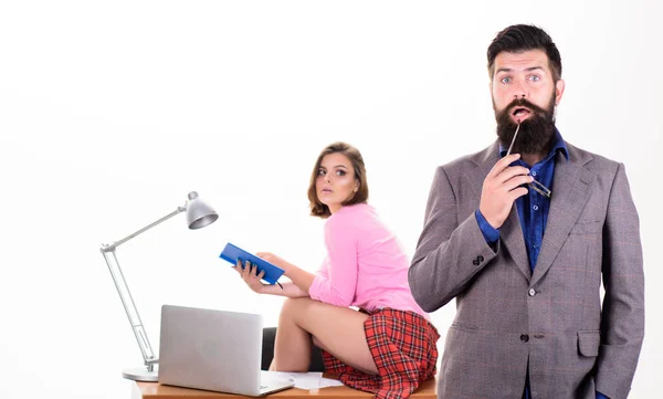 Att ha förälskelse på jobbet öka sexuell lust. Skäggig chef står framför sexig tjej som arbetar laptop. Kontorschef eller sekreterare. Sexig kvinnlig kontorsarbetare. Sexig sekreterare. Full av begär — Stockfoto