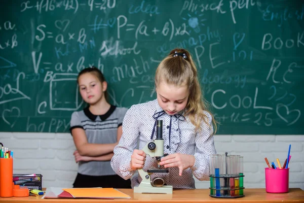 Oktatási kísérlet. Vissza a suliba. Iskolai órák. A lányok kémiát tanulnak az iskolában. Biológia és kémia órák. Elmélet és gyakorlat. Vegyi reakciókat megfigyelni. Formális oktatási iskola — Stock Fotó