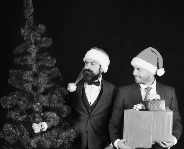 Concepto de fiesta corporativa de Año Nuevo. Empresarios instalan árbol de Navidad. — Foto de Stock