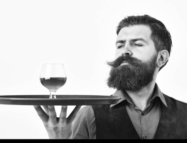 Viski ya da viskili, antika yelek giymiş garson..