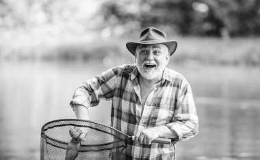 Ben emekliyim. yaz hafta sonu. olta ile balıkçı. pothunter. adam balık yakalayarak. emekli sakallı balıkçı. büyük oyun balıkçılık. spor aktivite ve hobi. Alabalık yemi. olgun adam balıkçılık