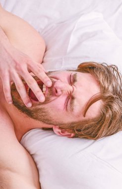 Adam yakışıklı adam yatakta yatıyordu. Her gece uyku tutarlı ve yeterli miktarda almak. Ne kadar uyku aslında istiyorum. Sakallı adam yüzünü yastığa rahatlatıcı uyku. Yataklı vagon daha iyi uzman ipuçları