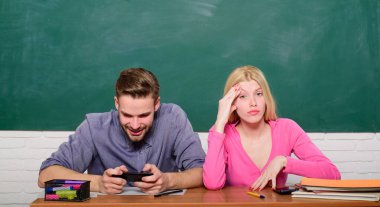 Üniversite eğlencesi. Modern eğitim. Üniversitede eğleniyorum. Kolejin tadını çıkarıyorum. Kız ve erkek dertsiz tasasız sınıfta otururlar. Üniversitede ya da üniversitede okumak. Üniversite okuyan arkadaşlar.