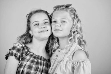 aşk kavramı. trendy kız kardeşler. Dostluk. uzun sağlıklı saçlı mutlu küçük kızlar. çocuk yaz moda. yaz tatili. güzellik ve moda. uzun sarı kıvırcık saçlı. güneş gözlüğü neşeli küçük kızlar